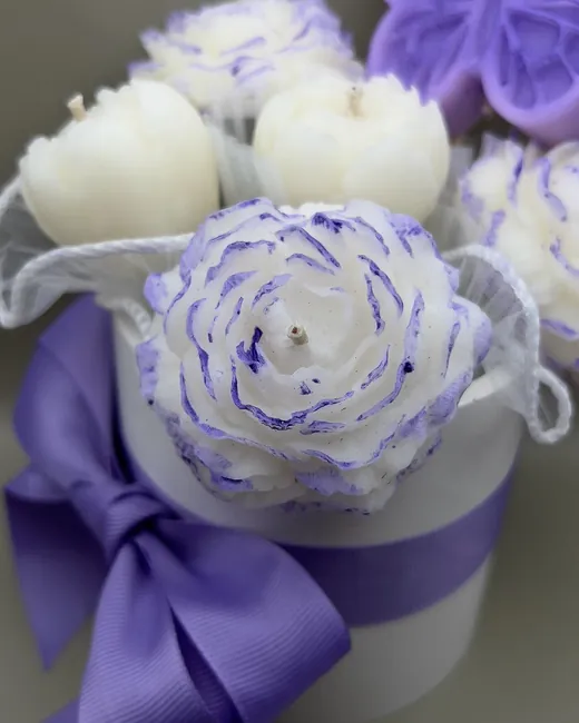 Bouquet de velas en forma de flores blancas y lavanda con mariposa y moño morado