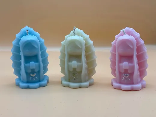 Tres velas de la Virgen de Guadalupe en azul, marfil y rosa