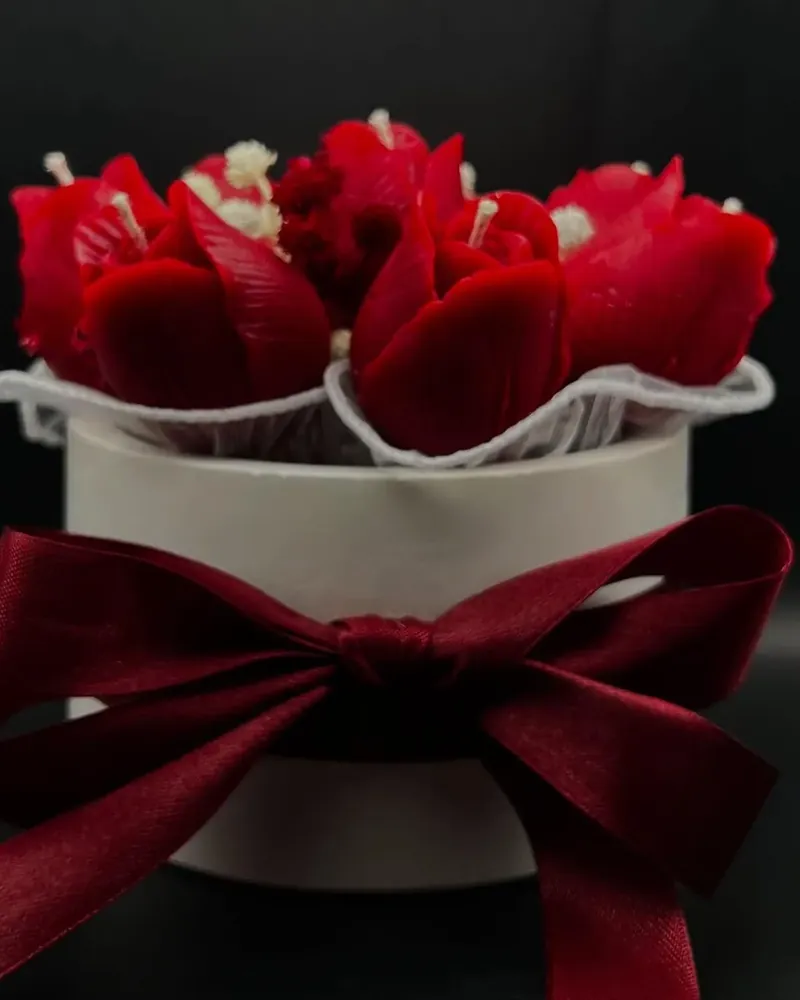 Bouquet de velas de cera de soya en forma de tulipanes rojos y blancos, en base blanca con moño vino