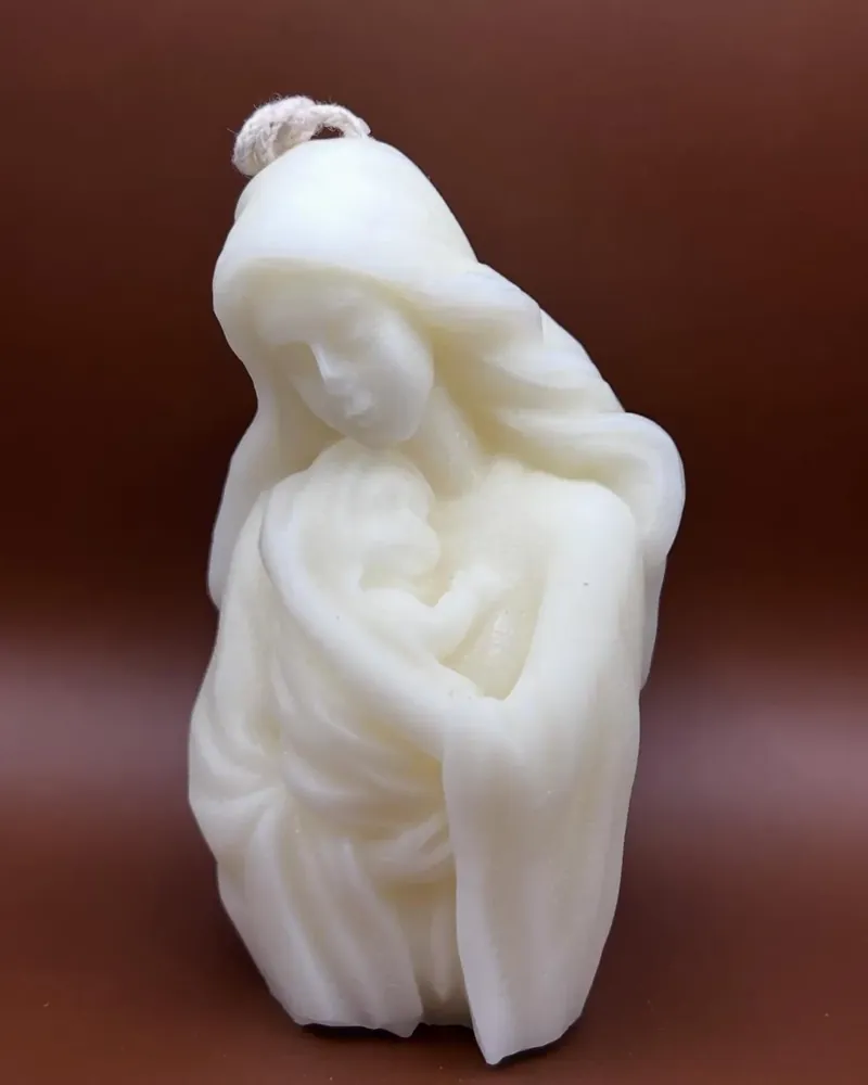 Vela blanca en forma de madre abrazando a su bebé
